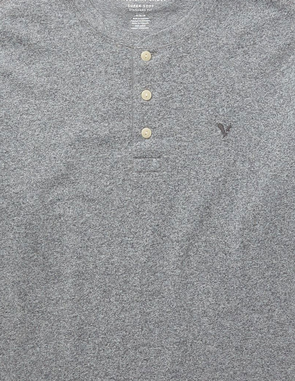 Playera American Eagle cuello henley para hombre
