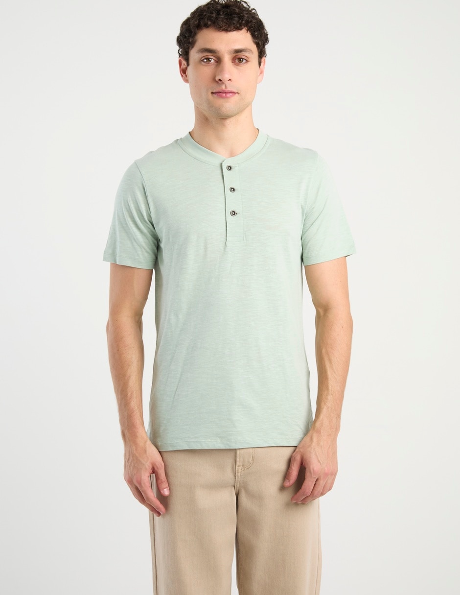 Playera cuello henley para hombre 1
