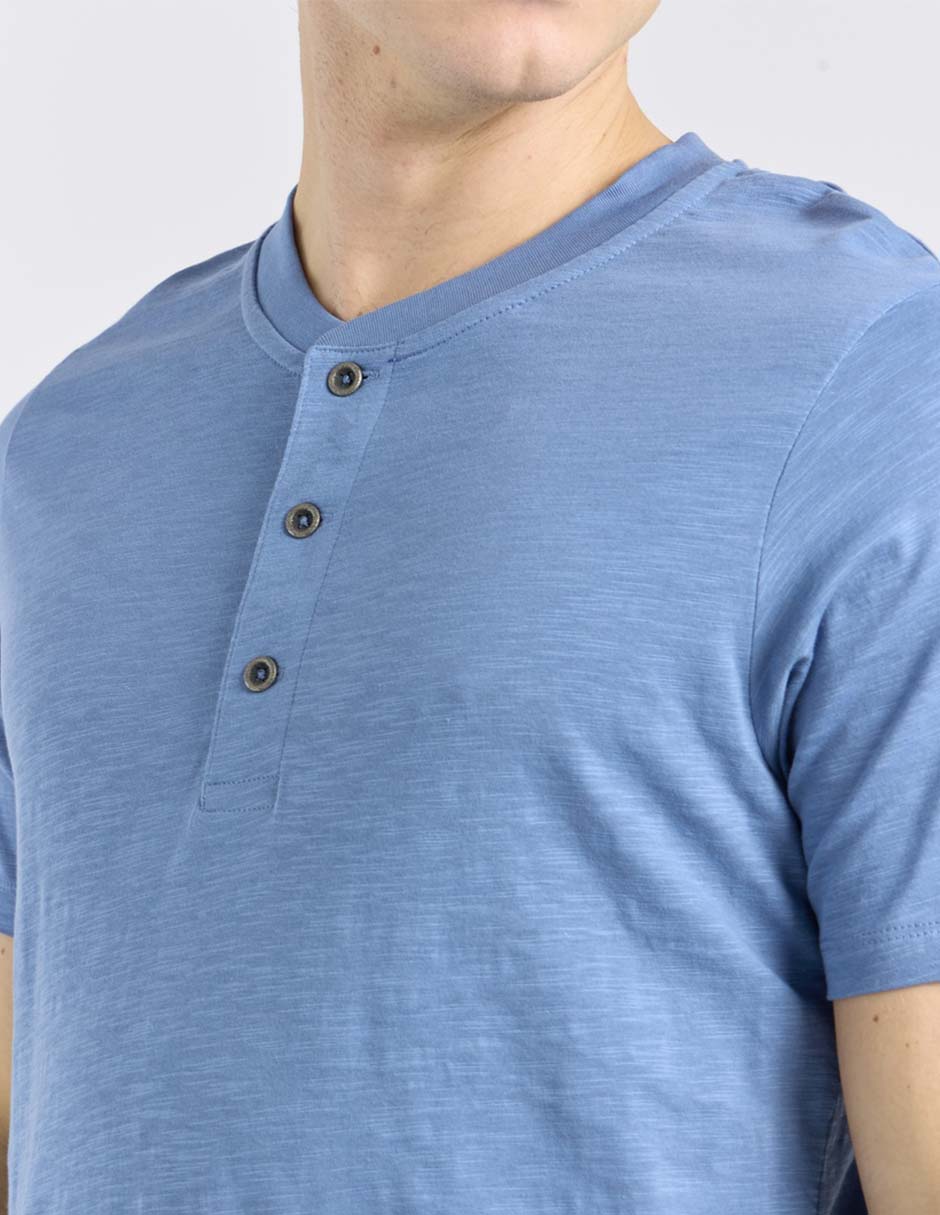 Playera cuello henley para hombre