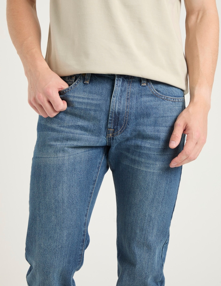 Jeans straight deslavado para hombre 4