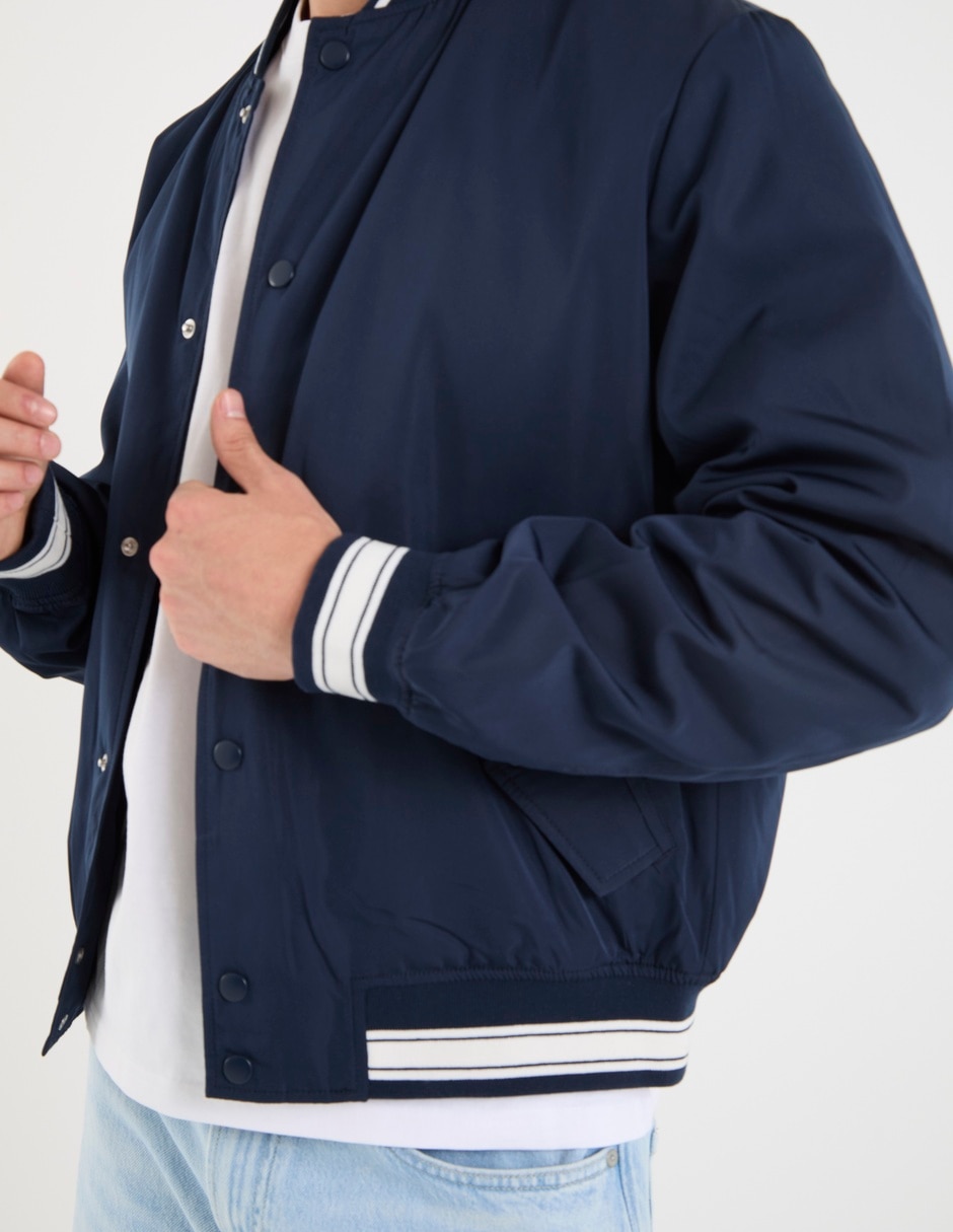 Chamarra bomber con bolsillos para hombre 4