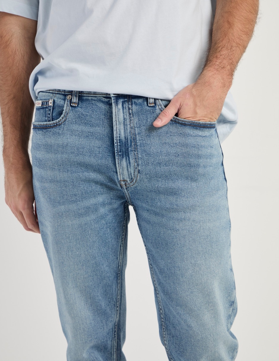 Jeans straight lavado claro para hombre 4